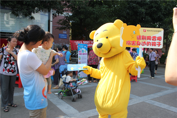 5月29日，梧州市婦幼保健院到潘塘公園參與衛(wèi)生系統(tǒng)開展的世界無煙日宣傳活動(dòng)，該院醫(yī)務(wù)人員扮成可愛的卡通造型，呼吁市民為孩