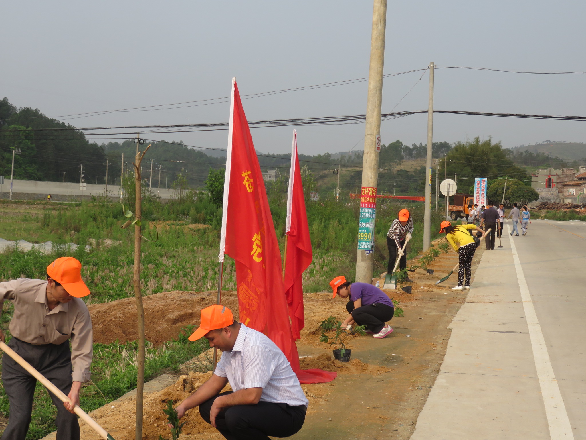 3月19日，龍圩區(qū)人民政府麥用潤(rùn)副區(qū)長(zhǎng)、大坡鎮(zhèn)政府鐘柱海書記、桂東公路管理局陳志武書記、蒼梧公路管理局樂金梅局長(zhǎng)等領(lǐng)導(dǎo)與