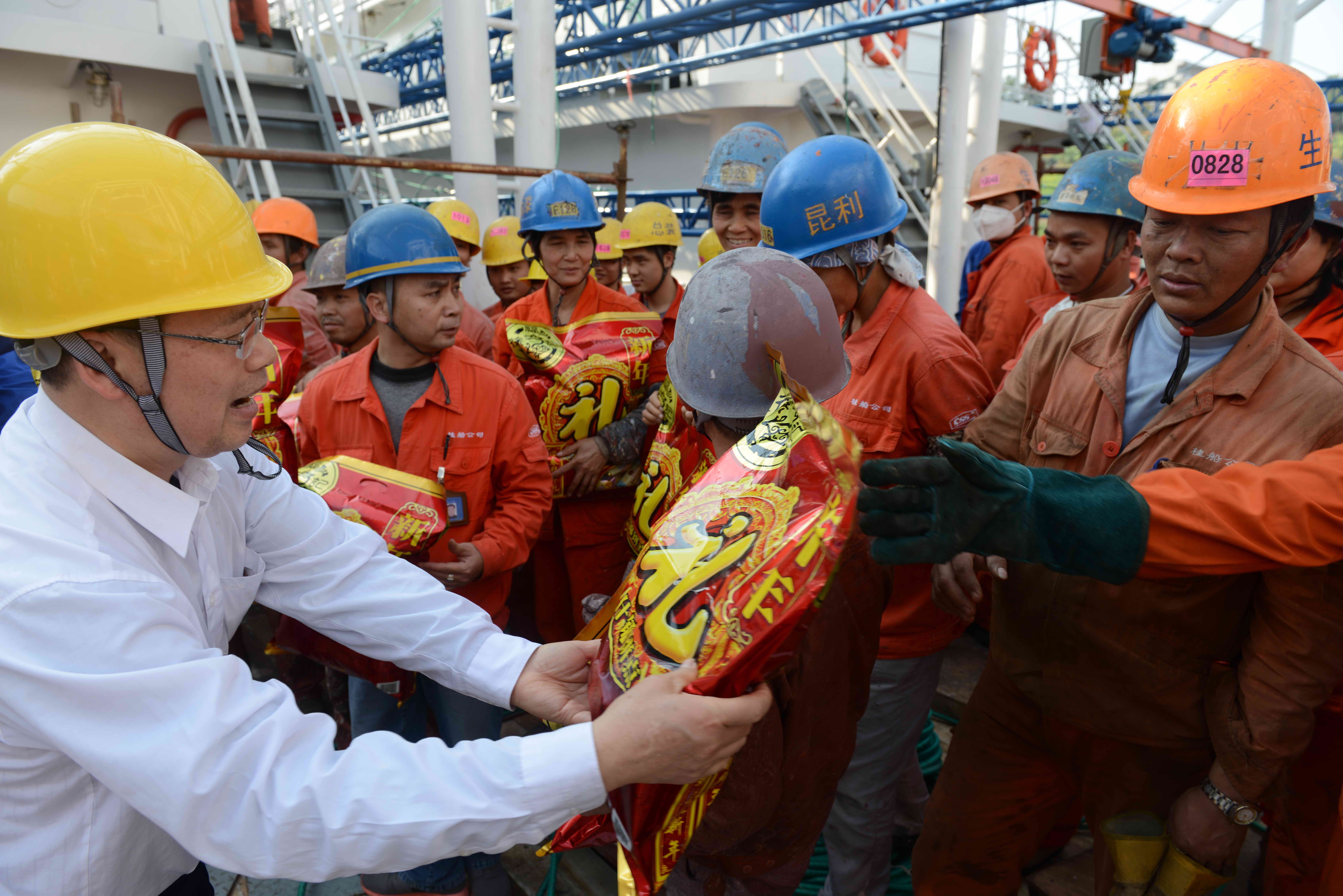 梧州市總工會(huì)黨組書(shū)記、常務(wù)副主席朱明勝為一線職工贈(zèng)送新春禮包.jpg