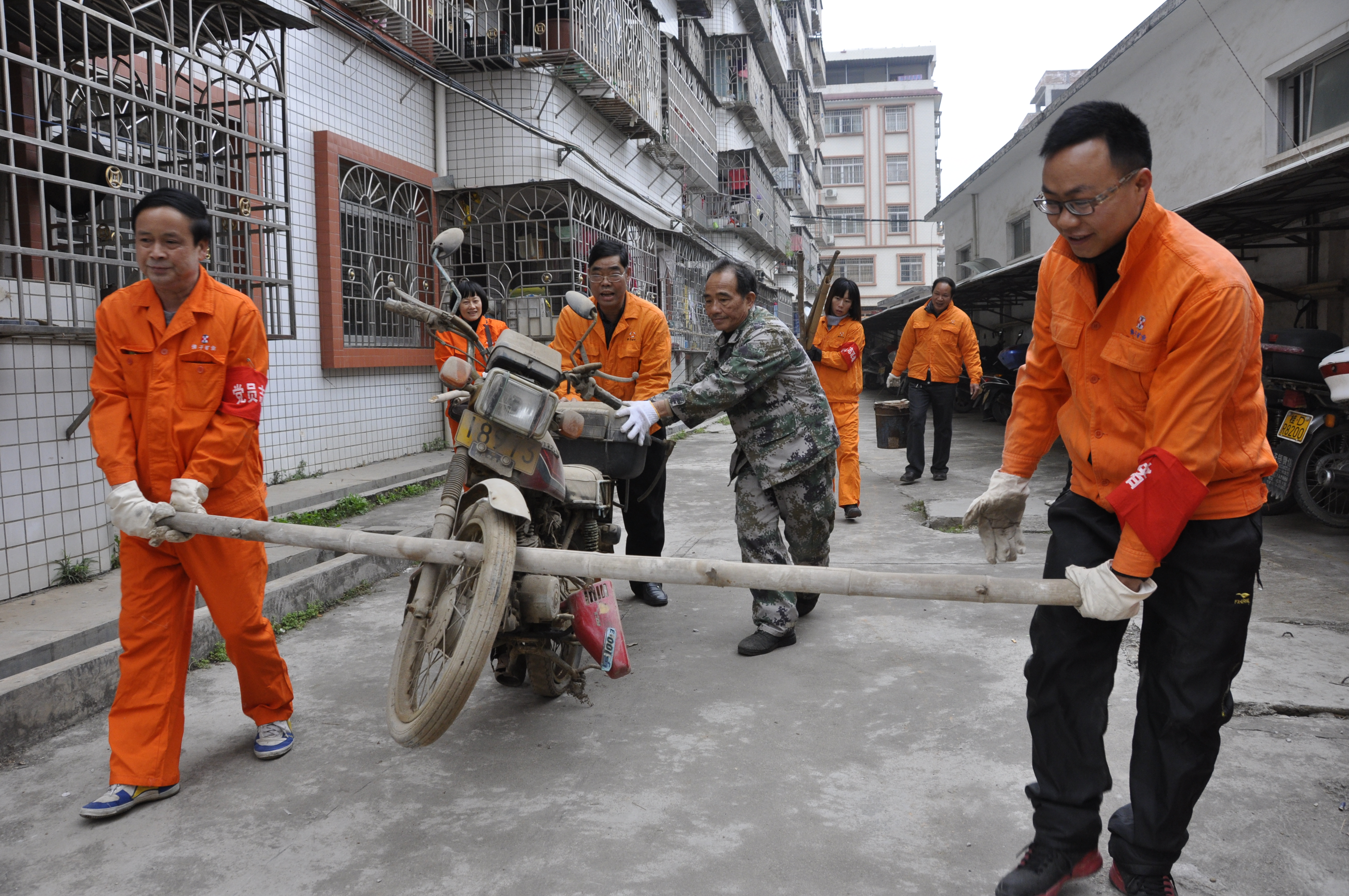 佛子公司開展清理廢舊摩托車、自行車、生活垃圾志愿者服務(wù)活動