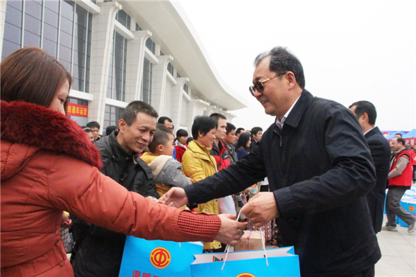 自治區(qū)人大常委會(huì)副主任、總工會(huì)主席王躍飛為返鄉(xiāng)農(nóng)民工贈(zèng)送新春大禮包.jpg