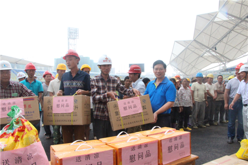 市總工會黨組書記、常務(wù)副主席為在建體育場農(nóng)民工送清涼