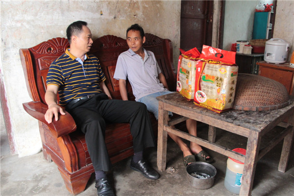 8月12日，梧州市總工會黨組書記、常務副主席梁耀中前往藤縣塘步鎮(zhèn)龍安村定點貧困戶家中，為他們送上慰問品并了解他們的家庭情