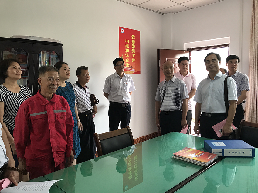 3-與會(huì)人員觀摩岑溪供水有限公司勞模創(chuàng)新工作室.JPG