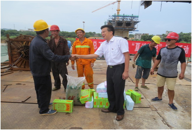 藤縣人大副主任、總工會(huì)主席陳淼東在衫花根大橋建設(shè)工地開展&ldquo;夏送清涼&rdquo;慰問活動(dòng).jpg