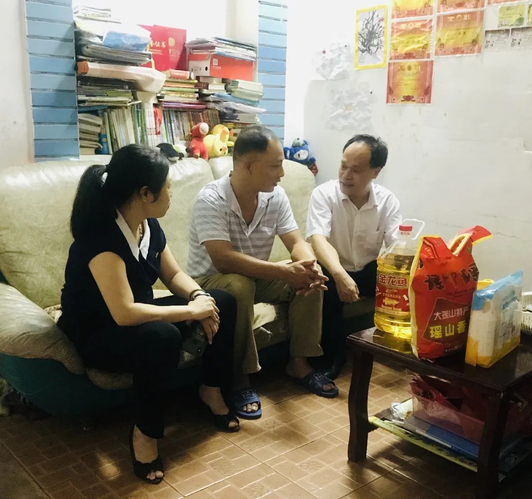 節(jié)日慰問暖人心，結(jié)對幫扶情誼真