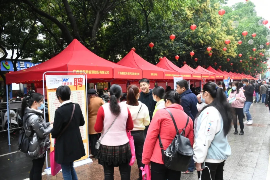 “春風(fēng)送真情 就業(yè)暖民心”活動在旺城廣場舉行