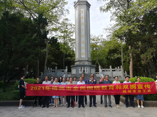 瞻仰烈士紀(jì)念碑，在緬懷烈士中提升國防意識(shí)