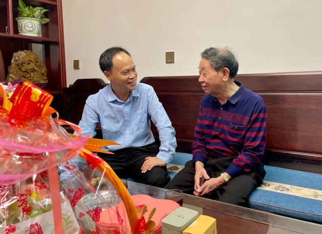 秋意濃，情意真，重陽慰問暖人心