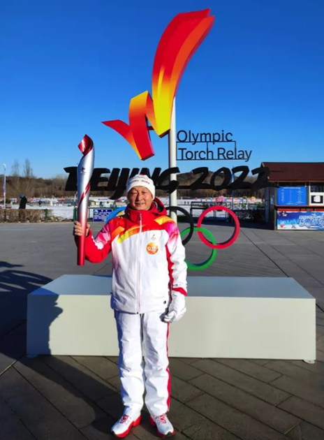 全國勞模許振超亮相開幕式傳遞國旗：“傳遞的是中國人對(duì)祖國的熱愛”