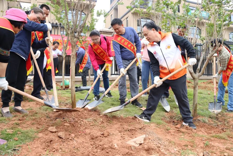 弘揚(yáng)勞模精神、勞動(dòng)精神、工匠精神！梧州勞模工匠義務(wù)植樹迎“五一”