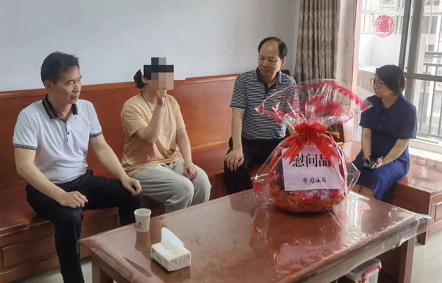 走訪慰問(wèn)傳真情 深切關(guān)懷鼓干勁丨市總工會(huì)開(kāi)展女職工系列走訪慰問(wèn)活動(dòng)