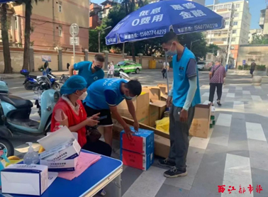 【職工抗“疫”剪影】⑤送餐、送菜、送藥、送米油……疫情期間奔走在物資配送一線的外賣小哥