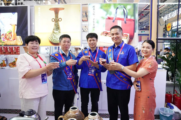 梧茶飄香展魅力，技能創(chuàng)新眾人捧丨梧州六堡茶亮相第二屆大國工匠創(chuàng)新交流大會(huì)