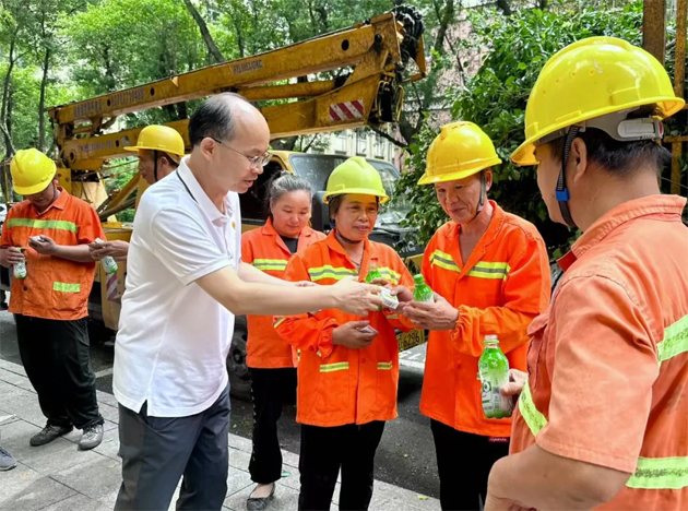 清涼驅(qū)暑熱，關(guān)懷沁人心丨梧州市總工會(huì)與愛心企業(yè)為艱苦崗位一線職工送清涼