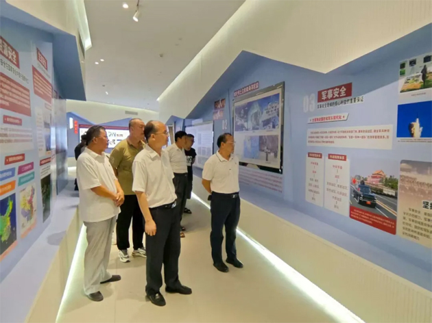 市總工會(huì)干部職工參觀梧州市總體國家安全觀教育展和紀(jì)念中國人民抗日戰(zhàn)爭(zhēng)暨世界反法西斯戰(zhàn)爭(zhēng)勝利80周年黨的隱蔽戰(zhàn)線主題展