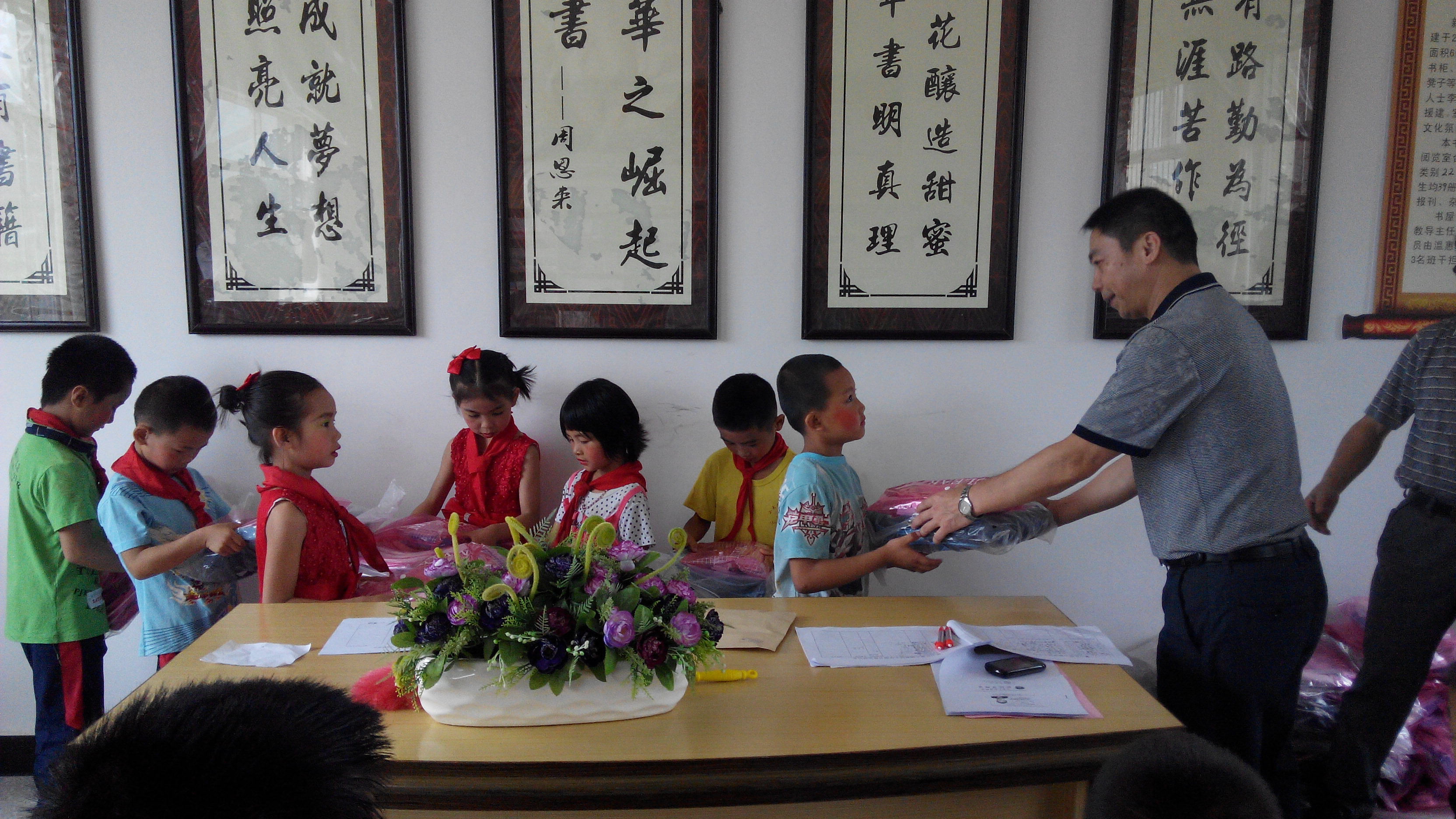 蒙山縣總工會(huì)慰問(wèn)留守兒童