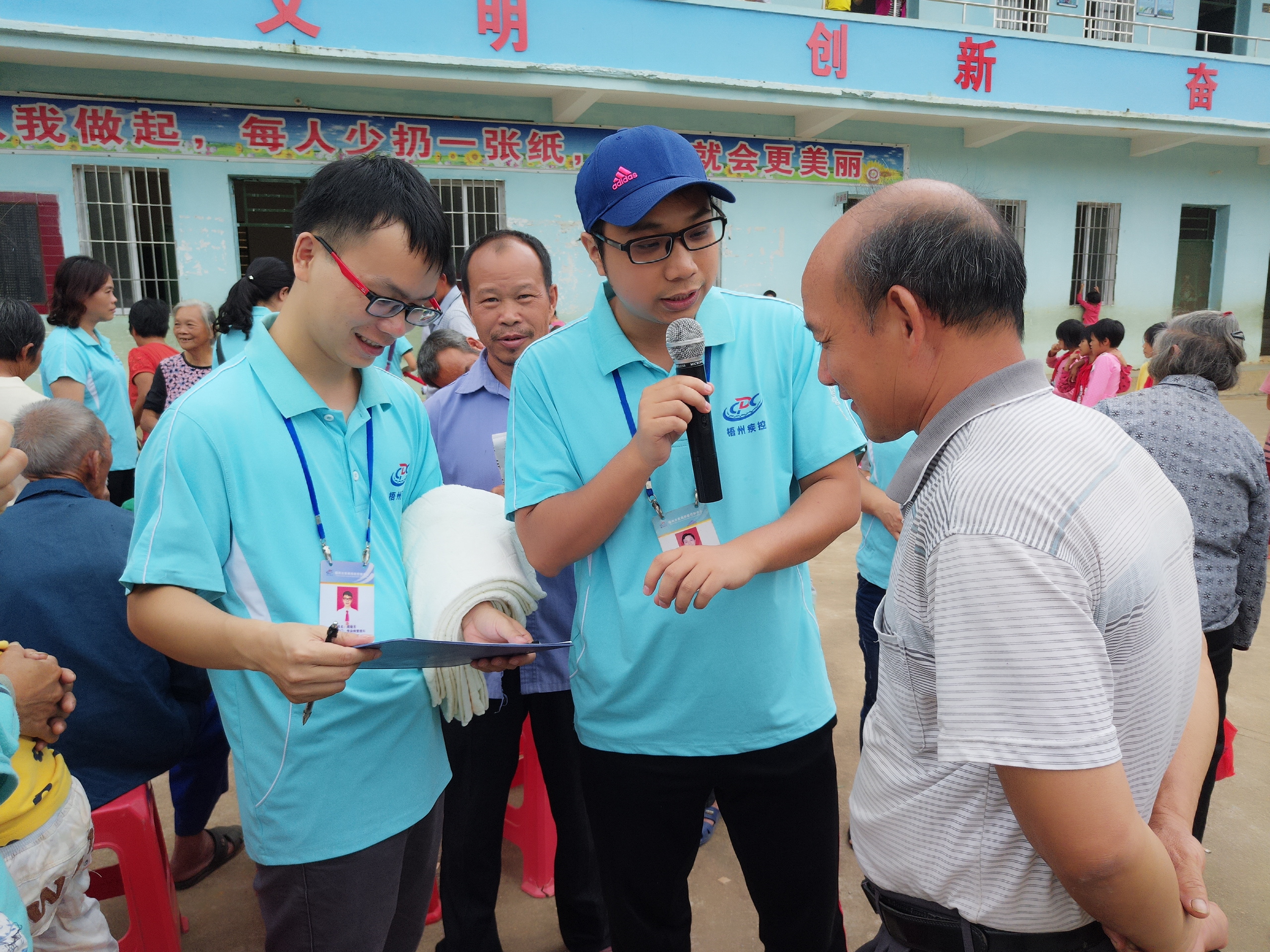 2016年10月14日市疾控中心工作人員在進(jìn)行有獎(jiǎng)問答環(huán)節(jié)，與村民們互動(dòng)。（陸紅玉  攝）.jpg