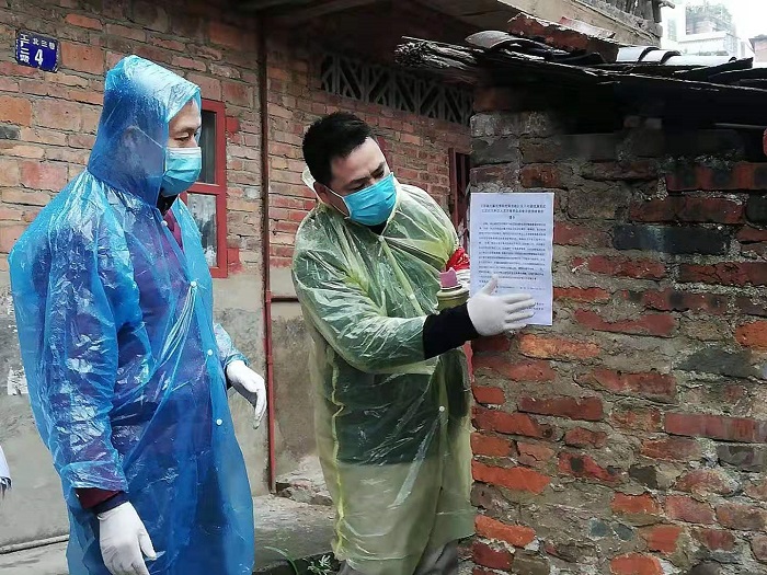 圖3.2月4日，萬秀區(qū)總工會主席莫培燁到龍骨社區(qū)協(xié)助開展疫情防控核查和宣傳工作.jpg