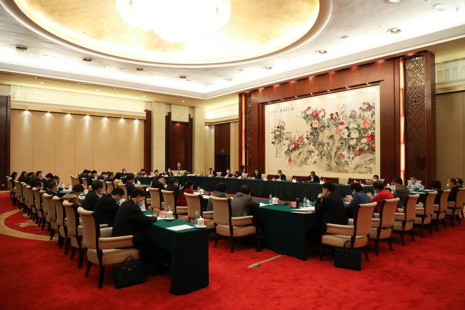 自治區(qū)政協(xié)十二屆四次會議召開期間，工會界別委員結(jié)合工作實際，積極建言獻策——