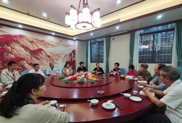 喜迎重陽(yáng)佳節(jié) 共話(huà)工會(huì)發(fā)展　龍圩區(qū)總工會(huì)召開(kāi)重陽(yáng)節(jié)茶話(huà)會(huì)