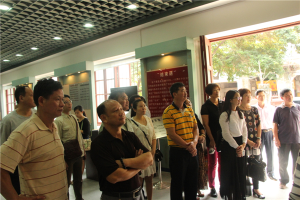 為踐行社會(huì)主義核心價(jià)值觀，進(jìn)一步弘揚(yáng)優(yōu)秀傳統(tǒng)文化，引領(lǐng)全市廣大職工群眾文明祭祖，文明追思。4月3日梧州市總工會(huì)組織干部職